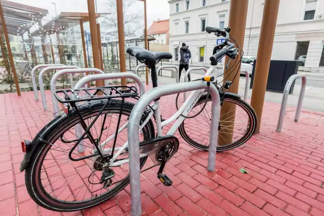 Policjanci dość szybko ustalili złodzieja. Zapewne pomogły w tym zapisy z kamer. Sprawca, jak się okazuje, to 45-letni mieszkaniec powiatu rawickiego.