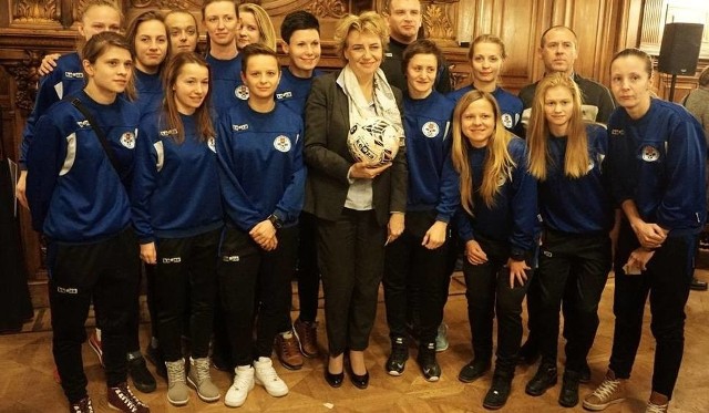 Podczas ubiegłorocznego spotkania opłatkowego prezydent Łodzi Hanna Zdanowska razem z piłkarkami nożnymi UKS SMS Łódź