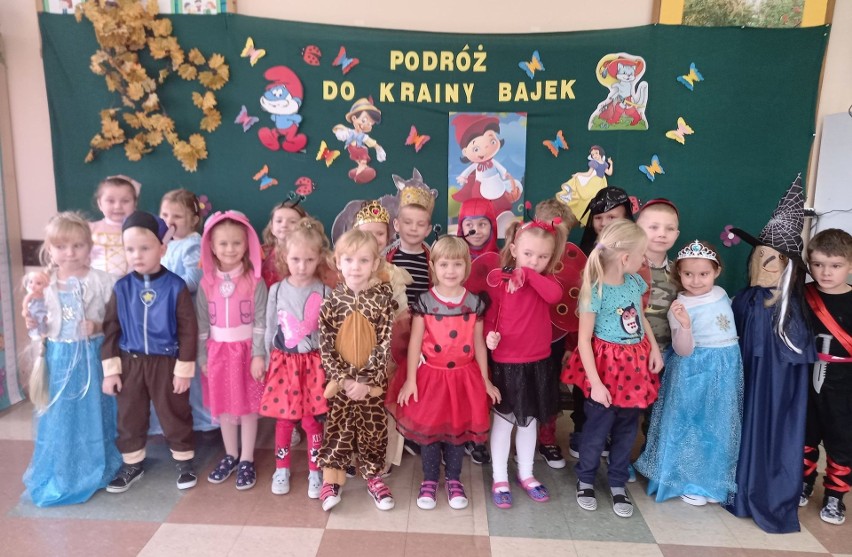 Międzynarodowy Dzień Postaci z Bajek w Wielgusie. Dzieci przyszły do przedszkola w pięknych przebraniach [ZDJĘCIA, WIDEO]