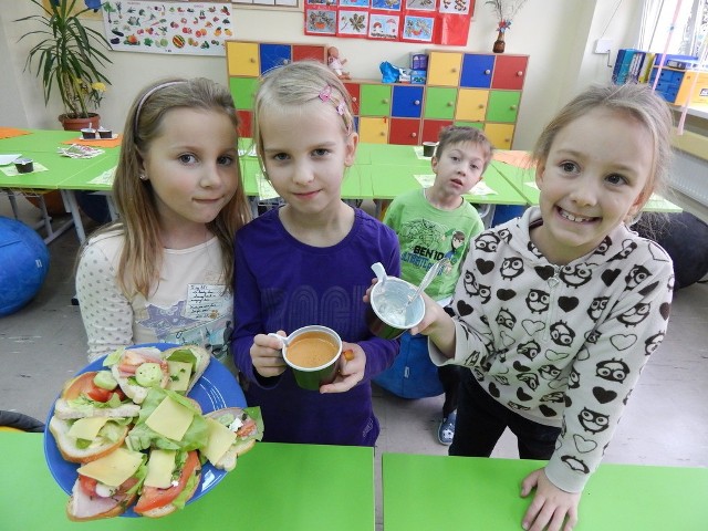 Uczniowie z PSP nr 5 w Opolu sami przygotowali dziś m.in. kanapki, soki ze świeżych owoców i jogurty z musli.