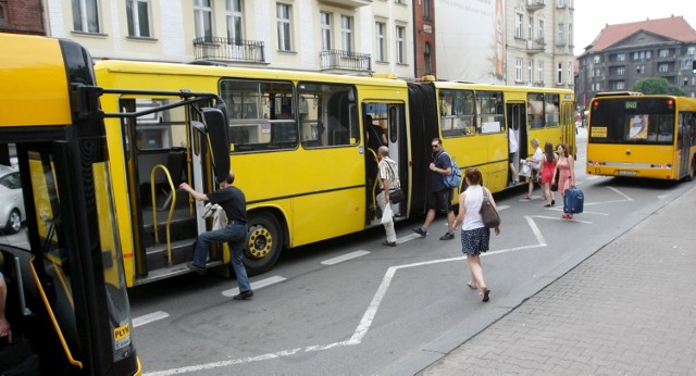 Mężczyzna wyskoczył z jadącego autobusu w Katowicach, bo chciał uniknąć kontroli biletów