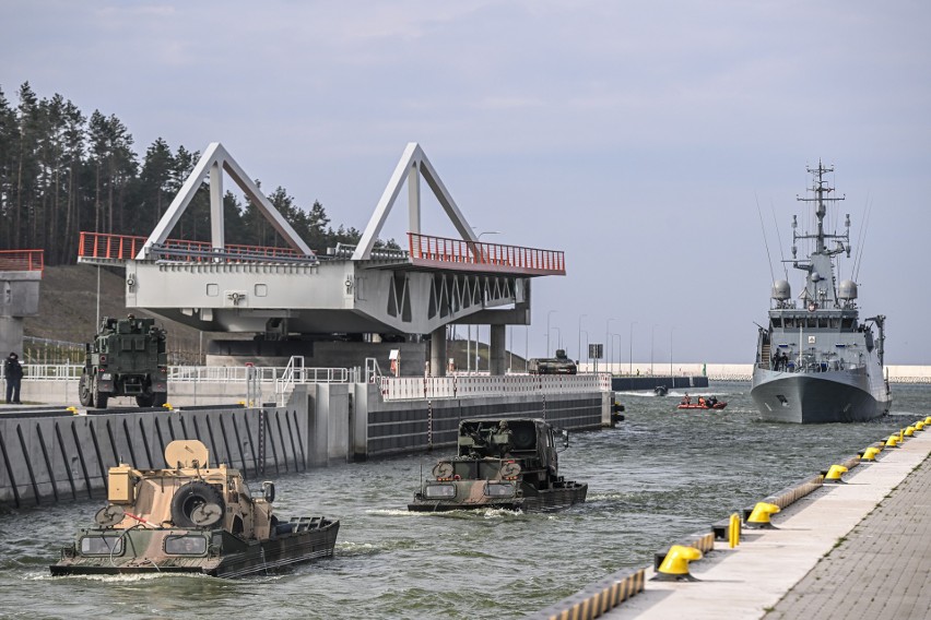 Podczas niedawnych ćwiczeń Zalew-23 przez przekop wpływały...