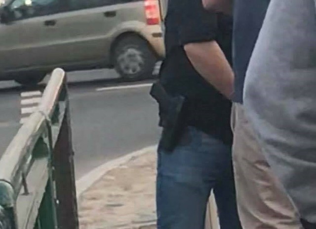 Kilka dni temu na stronie Spotted: MPK Poznań na facebooku pojawiło się zdjęcie mężczyzny, który miał kontrolować bilety w tramwaju z bronią (lub przedmiotem przypominającym broń) za paskiem. Jak tłumaczy to ZTM Poznań?