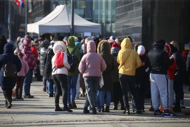 Przed UM w Katowicach tłumy uchodźców ustawiają się w kolejce po PESEL. Zobacz kolejne zdjęcia. Przesuwaj zdjęcia w prawo - naciśnij strzałkę lub przycisk NASTĘPNE