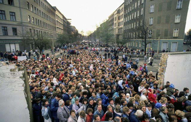 Na ile - pańskim zdaniem - sama fotografia może być zaangażowana politycznie?Na zdjęciach nie ma słów, więc każdy może je odczytać na swój sposób. Choć czasem da się zauważyć intencje fotografującego. Ja w każdym razie starałem się być przede wszystkim świadkiem tego, co się działo i to powinno wystarczyć.