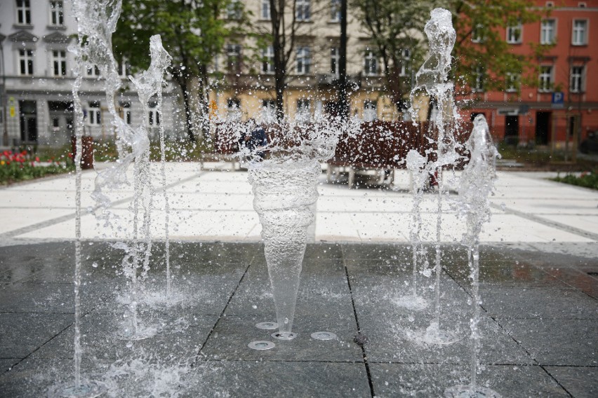 Kraków. Na placu Biskupim uruchomiono fontannę i zakwitły tulipany. Zobacz, czy to miejsce wypiękniało [ZDJĘCIA]