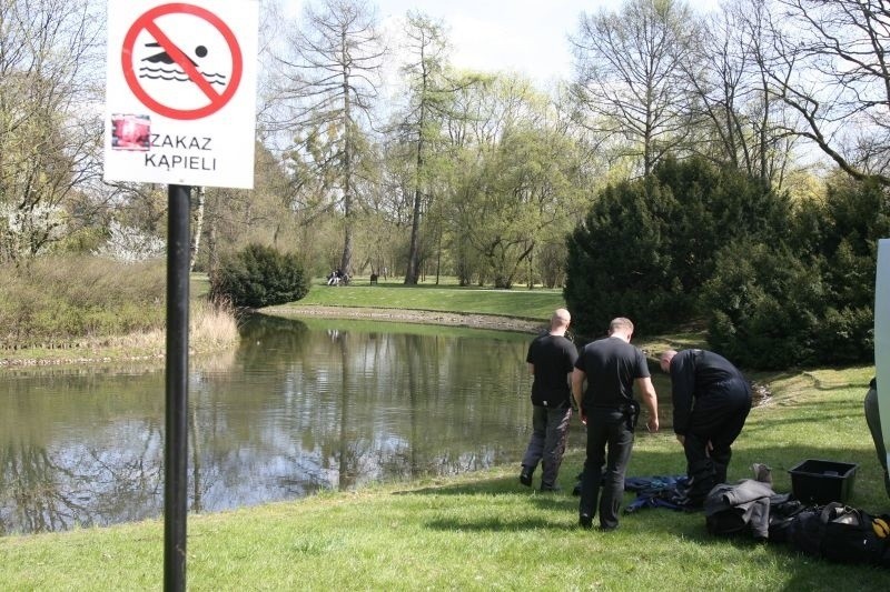 Antyterroryści nukrowali w łódzkim stawie  - szukali przedmiotów z kradzieży [zdjęcia]