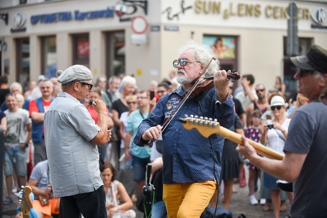 Festiwal Harmonica Bridge skierowany jest do miłośników różnych gatunków muzycznych, w tym bluesa, muzyki folkowej, jazzowej i poważnej. Festiwal harmonijki ustnej rozpoczął się dziś przed pomnikiem Mikołaja Kopernika. Dziś na darmowe koncerty w tym miejscu można wybrać się do godz. 16. Jutro w godz. 13-16. Pierwszego dnia zagrają Jan Błędowski z International Blues Project oraz Boogie Boys z Jackiem Karpowiczem. Drugiego dnia wystąpią formacje Harmonijkowy Atak oraz Jerry's Fingers.Festiwal potrwa do niedzieli.