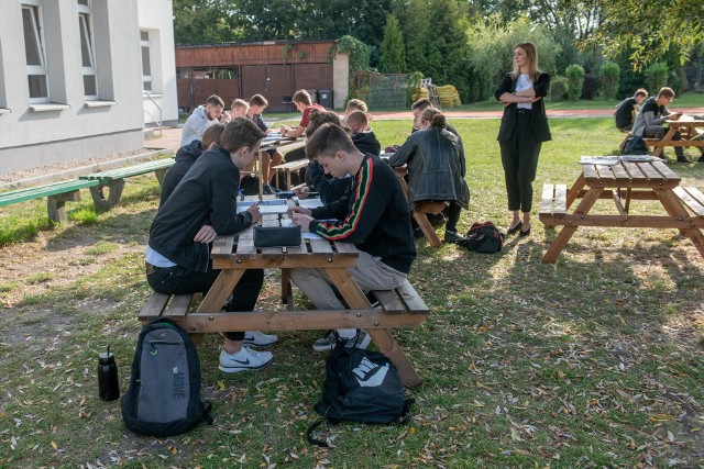 Uczniowie Zespołu Szkół Łączności w Poznaniu biorą udział w lekcjach na świeżym powietrzy. Dyrektor ZSŁ tłumaczy, że w ten sposób zmniejsza się tłok w budynku szkoły, co minimalizuje rozpowszechnianie się koronawirusa.