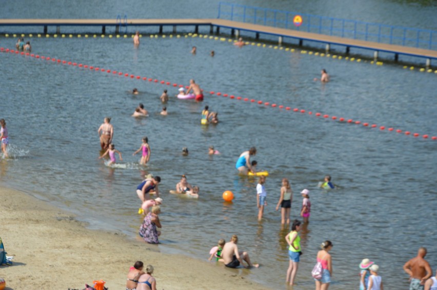 - Obie rodziny wypoczywały na jednej plaży nad...