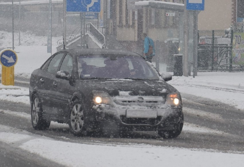Duże opady topniejącego śniegu w Kędzierzynie-Koźlu. Kierowcy mają wielkie problemy