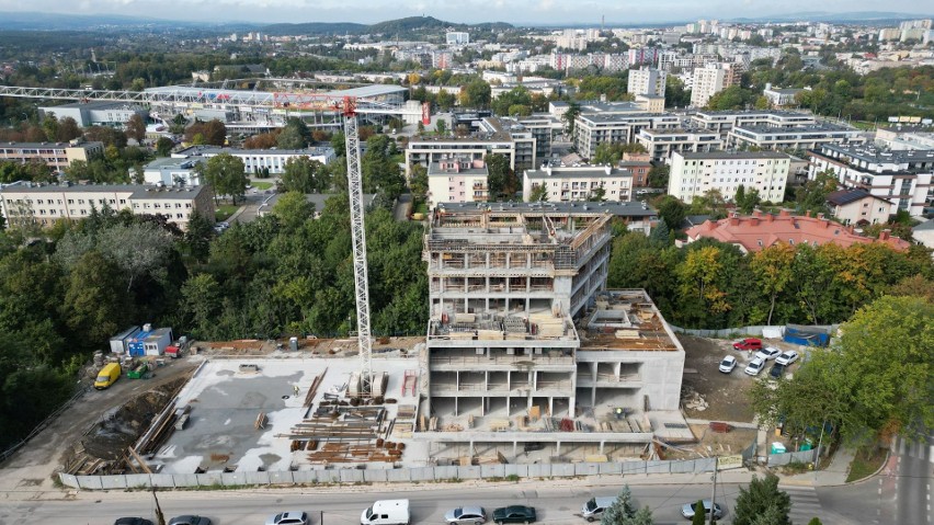 Nowa siedziba Narodowego Funduszu Zdrowia budowana w Kielcach jest coraz wyższa. Zimą pracę rozpoczną się w środku