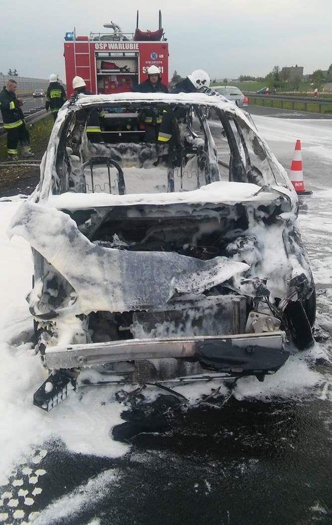 Wypadek na A1 w powiecie świeckim. Zapaliło się auto z czteroosobową rodziną