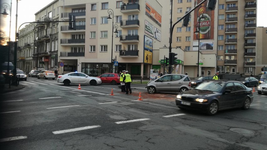 Zderzenie samochodów na ul. Narutowicza. Trzy osoby w szpitalu (ZDJĘCIA)