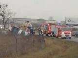 Wypadek pod Wrocławiem. Auto dostawcze w rowie, jedna osoba ranna