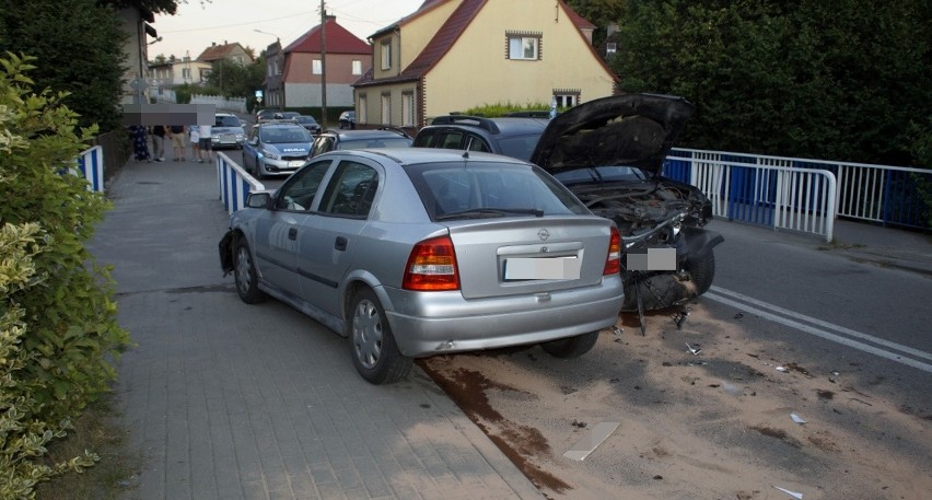 Trzy auta zderzyły się na zbiegu ulic Słupskiej i Mickiewicza w Główczycach [ZDJĘCIA]