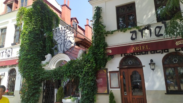 Restauracja „Ariel” powstała w latach 90. w jednej z XVIII-wiecznej Kamienicy Rabinowskiej, na ul. Szerokiej 18. Nazwa lokalu inspirowana jest imieniem jednego z archaniołów ze Starego Testamentu. W restauracji mieści się kilka sal, a każda z nich zaciekawia unikalnym klimatem i stylem.W jednej z nich znajduje się pierwsza w Krakowie prywatna galeria sztuki judaistycznej, współczesnej oraz dawnej. Zaś w Sali Koncertowej odbywają się koncerty zespołów, prezentujących na scenie muzykę żydowską oraz galicyjską. W menu lokalu znajduje się wiele ciekawych potraw kuchni żydowskiej – m.in. ryby po żydowsku, żydowski kawior czy tradycyjny pieróg.