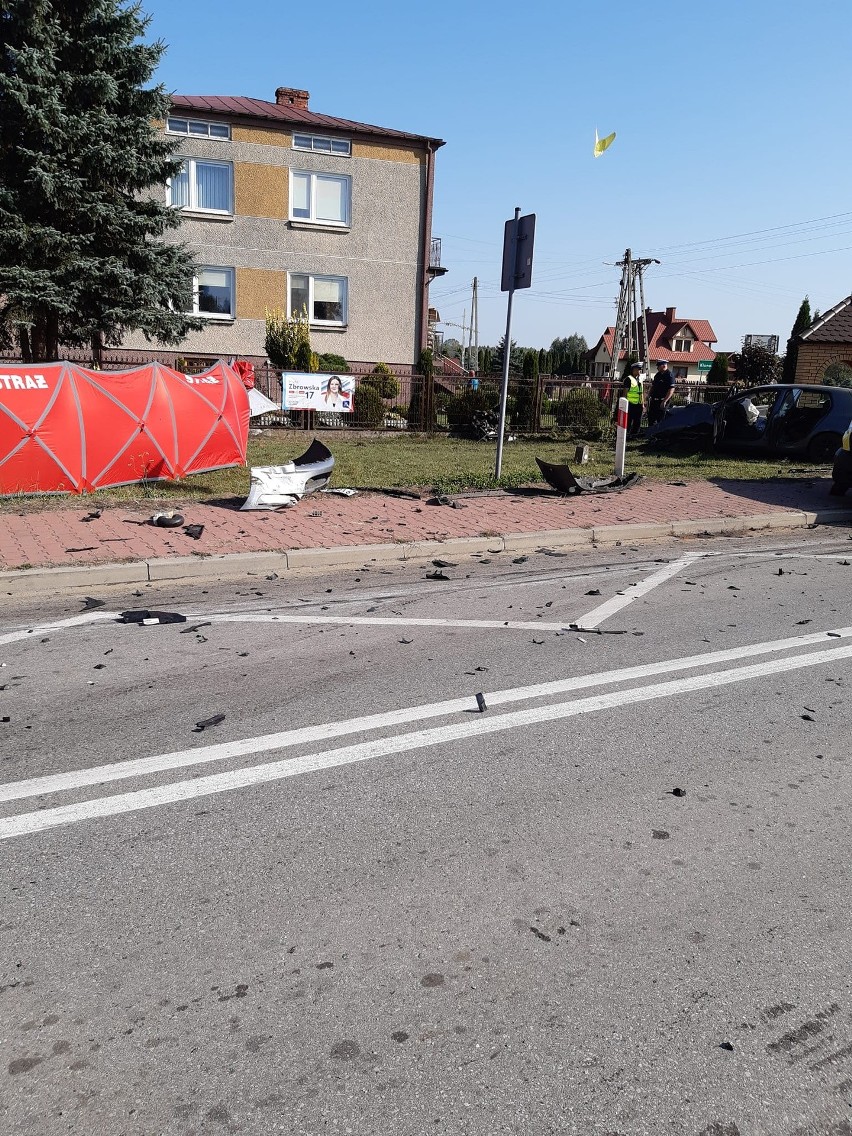 Tragiczny wypadek w Krzesławicach w powiecie przysuskim. Nie żyje kierowca samochodu osobowego. Trzy osoby, w tym dziecko, w szpitalu