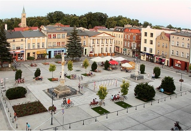 Zmodernizowany Rynek w Oleśnie dostał nagrodę marszałka Andrzeja Buły za Najlepszą Przestrzeń Publiczną na Opolszczyźnie.Modernizacja Rynku w Oleśnie trwała trzy lata i kosztowała ponad 3,6 mln zł. Diametralnie zmieniła wygląd centralnego placu w mieście. Wcześniej był to czworobok asfaltowych ulic z zielonym skwerem w środku, na który nie można było wejść. Teraz jest to spacerowy plac pokryty kostką granitową i brukową z fontanną i ogródkiem piwnym pośrodku.