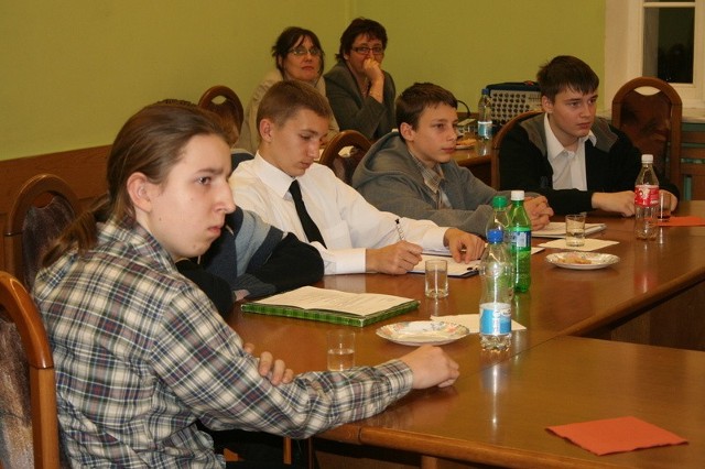 Młodzi radni mają wiele pomysłów. Na przykład Witkor Borowiec (na pierwszym planie) chce ożywić ich stronę internetową - prosi o podsyłanie materiałów