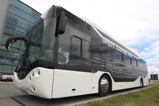 Elektryczny autobus prezentuje w Jasionce polska firma Ursus. Ta sama, która chce dostarczyć takie pojazdy dla Rzeszowa.
