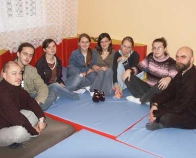 Jerzy Dobrotko (od lewej) i Wojciech Światłowski (z prawej) prowadzą zajęcia z wolontariuszami: Beniaminem, Elżbietą, Katarzyną, Eweliną, Niną i Anną