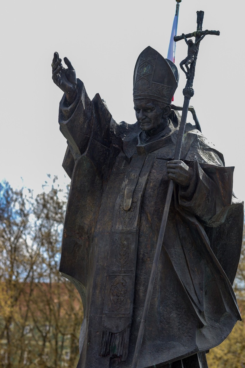 Wyczyszczą w końcu pomnik Jana Pawła II w Szczecinie. Jest deklaracja zastępcy prezydenta 