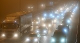 Mgła utrudnia życie kierowcom w województwie pomorskim. Warunki na drogach są trudne i będą się utrzymywać