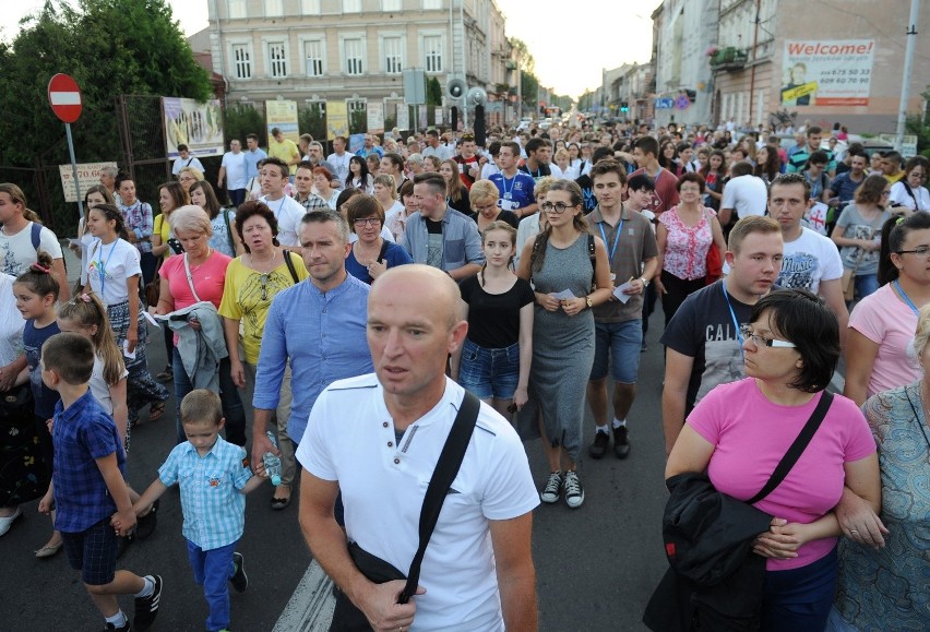 Pielgrzymi przeszli z kościoła Salezjanów na przemyski...