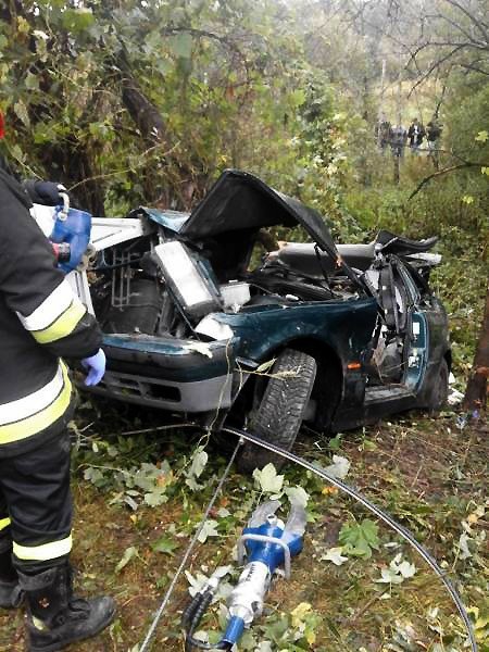 Wypadek na DK 75 w Nowym Sączu. Strażacy z wraku bmw wycinali ciężko rannego pasażera