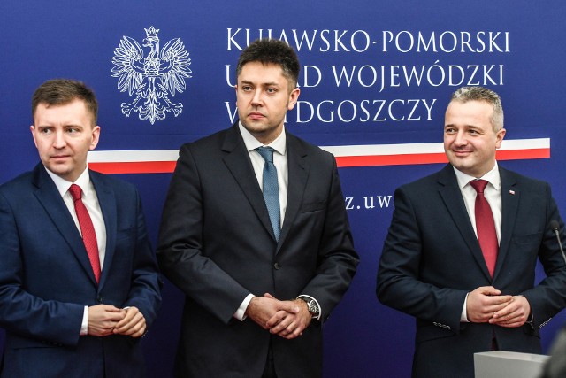 W Kujawsko-Pomorskim Urzędzie Wojewódzkim w Bydgoszczy wojewoda Mikołaj Bogdanowicz zwołał konferencję prasową z udziałem dwóch bydgoskich ministrów Łukasza Schreibera i nowo powołanego podsekretarza stanu w Kancelarii Prezesa Rady Ministrów Jarosława Wenderlicha