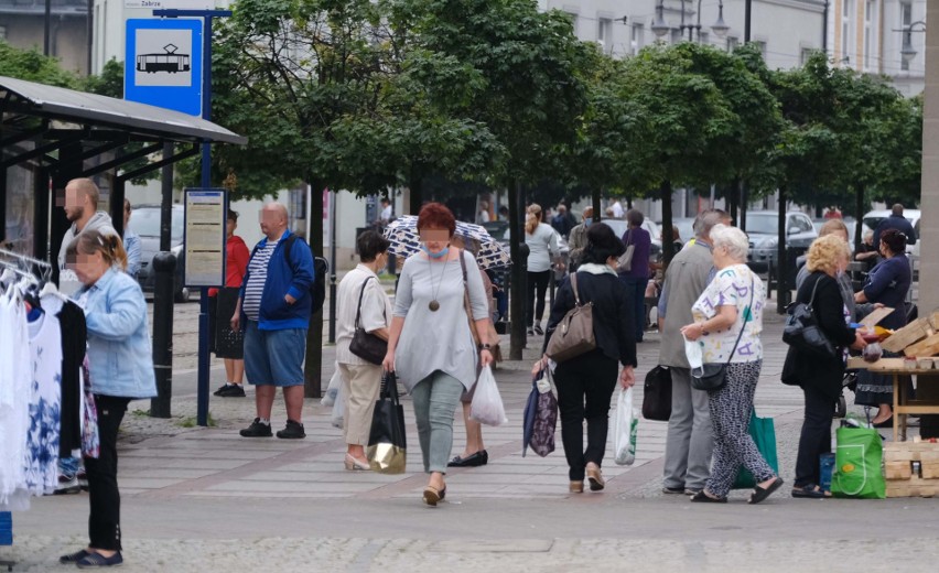 Maseczki coraz rzadziej pojawiają się na ulicach Zabrza....