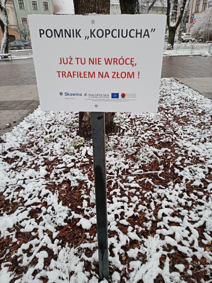 Miejsce pomnika-kopciucha zajęła tabliczka