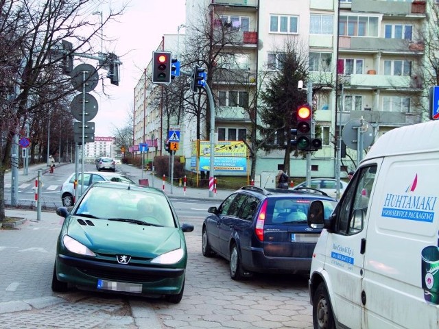 Na wjeździe z ul. Mickiewicza w podwórko m.in. do komisariatu przy ulicy Słowackiego mieści się tylko jedno auto. Jeśli jadą dwa w przeciwnych kierunkach, jedno musi zjechać na chodnik.