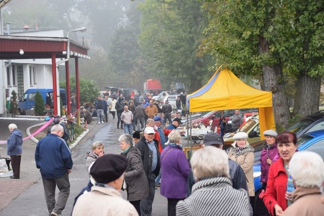 XIII Targ Dożynkowy to kilkanaście stoisk z regionalnymi przysmakami: tradycyjnym chlebem na naturalnym zakwasie, miodami, kapustą i ogórkami kiszonymi, serami, wędlinami, kiszką i babką ziemniaczaną, domowymi ciastami oraz rękodziełem ludowym. Znacznie więcej miejsca zajmują kolekcjonerzy i ludzie, którzy w swoich szafach i piwnicach mają mnóstwo niezwykle ciekawych przedmiotów.