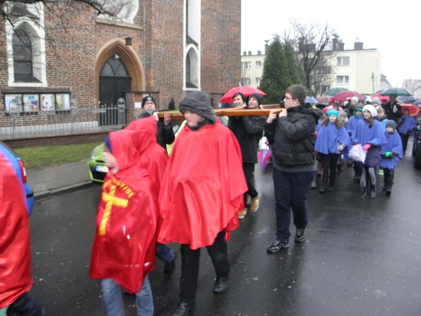 Krzyż ŚDM w Żorach: Adoracja i procesja [ZDJĘCIA]