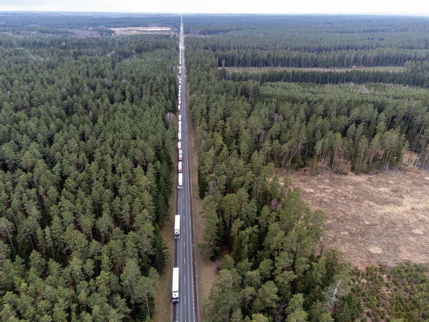 Do 32 godzin oczekiwania ciężarówek w kolejce przed Bobrownikami. W kolejce stoi blisko 600 tirów