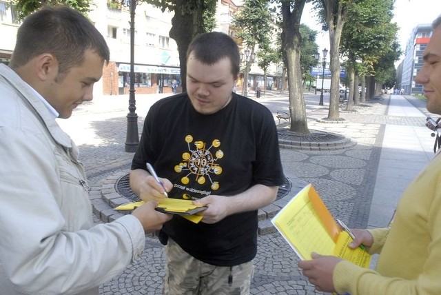 Zbieranie podpisów po listem otwartym.