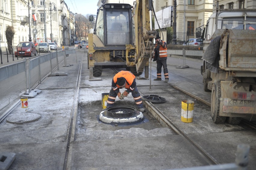 Prowadzone są prace naprawcze studni kanalizacyjnych na ul....