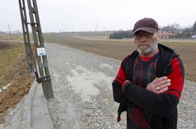 - Początkowo myślałem, że jezdnia ominie słup. Ale drogowcy okrążyli go betonowym obrzeżem i stoi na drodze. To niedopuszczalne &#8211; twierdzi Aleksander Ziomek z Nosówki.