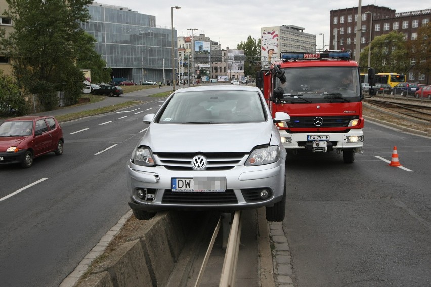 Wypadek na placu Społecznym. Volkswagen nie trafił na "ślimaka" nad placem