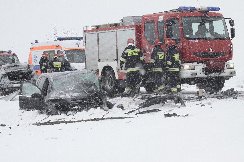 Groźna zima 2017 na wojewódzkiej drodze 216. Wypadek między...