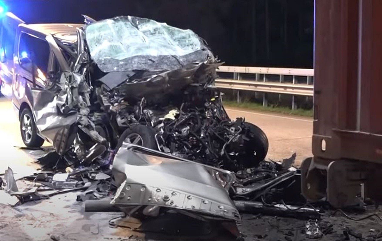 Potworny Wypadek Polaków Na Autostradzie A1 W Niemczech. Pięć Osób Zginęło. Bus Wbił Się Pod Tir-A | Dziennik Zachodni