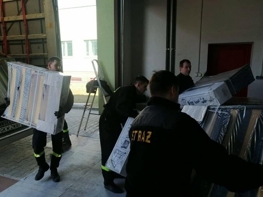Do magazynu PSP w Toruniu dotarło 1000 łóżek polowych wraz z...
