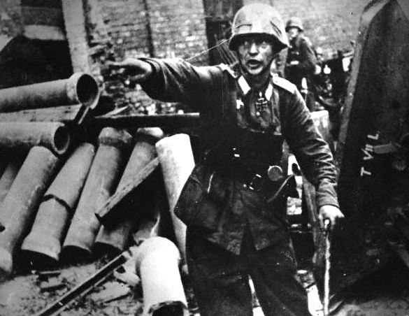 Niemiecki oficer kierujący walką w rejonie pl. Teatralnego