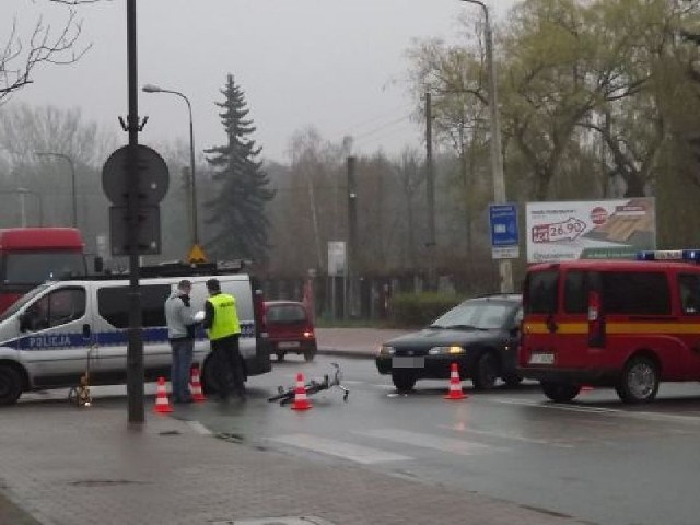 Na miejscu zderzenia samochodu i roweru pracują policjanci.