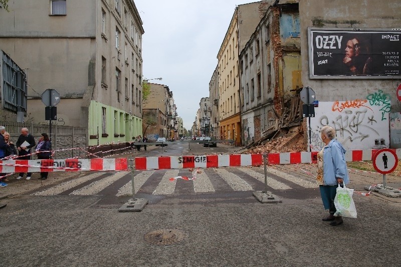 Ściana kamienicy runęła na ulicę 16 kwietnia.