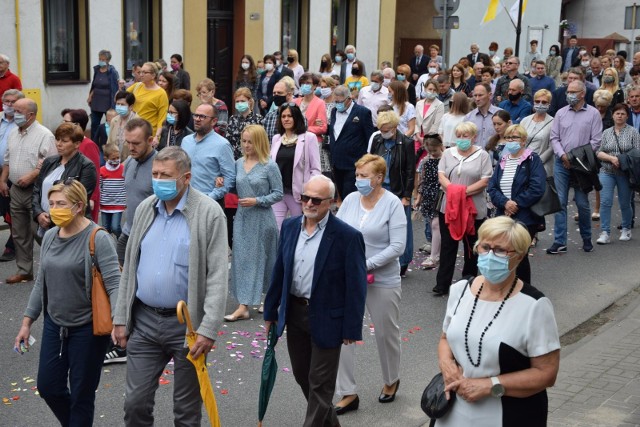 Narodowy Spis Powszechny. Każdy powinien się zapisaćNarodowy Spis Powszechny to największe badanie statystyczne realizowane raz na 10 lat. Ostatnie odbyło się w Polsce w 2011 roku. Zebrane podczas spisu dane pomagają władzom w podejmowaniu strategicznych decyzji.Obowiązkiem spisowym są objęte:- wszystkie osoby (Polacy i cudzoziemcy) stale zamieszkałe oraz czasowo przebywające na terenie Polski,- Polacy przebywający czasowo za granicą,- przedmiotem spisu są również mieszkania, budynki, obiekty zbiorowego zakwaterowania i inne zamieszkane pomieszczenia niebędące mieszkaniami.Obowiązek wzięcia udziału w spisie wynika z przepisów prawa- Kto odmawia wykonania obowiązku statystycznego albo udzielenia informacji w spisie powszechnym, podlega grzywnie - czytamy w ustawie z 29 czerwca 1995 r. o statystyce publicznej (t.j. Dz.U. z 2020 r. poz. 443 ze zm.)Czytaj dalej. Przesuwaj zdjęcia w prawo - naciśnij strzałkę lub przycisk NASTĘPNEPOLECAMY TAKŻE:Rusza Spis Powszechny. Jak wziąć udział? O co zapytają rachmistrzowie?