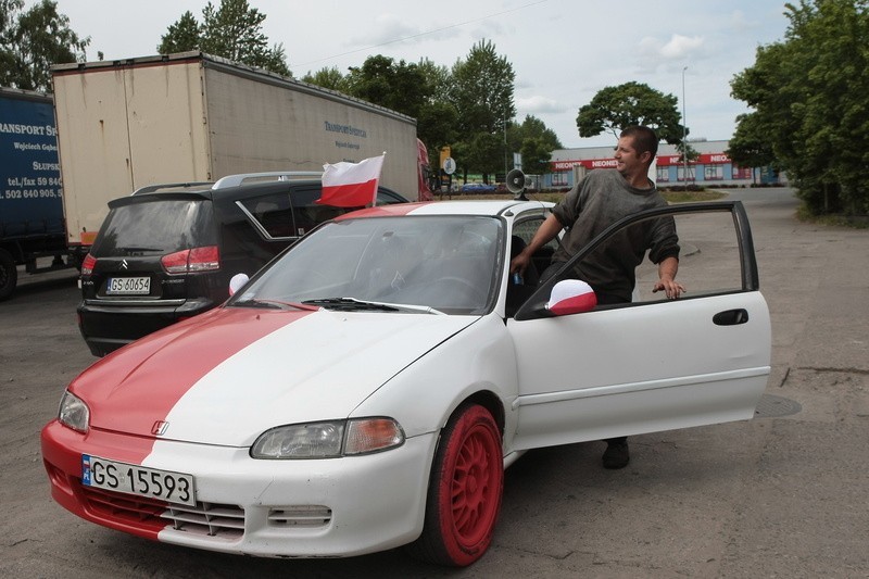 Biało-czerwony samochód Patryka Głuszka.