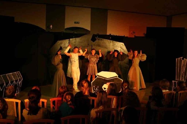 Za uczniami klas 4-6 już pierwsze przedstawienie w ramach cyklu "„Teatr nie gryzie, spróbuj go oswoić”. Na scenie aktorzy Lubuskiego Teatru w Zielonej Górze.